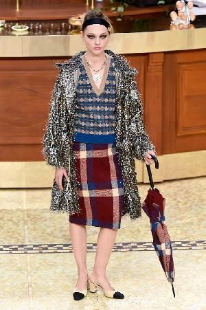 http://assets.elleuk.com/gallery/25070/chanel-autumn-winter-2015-look-2__thumbnail.jpg